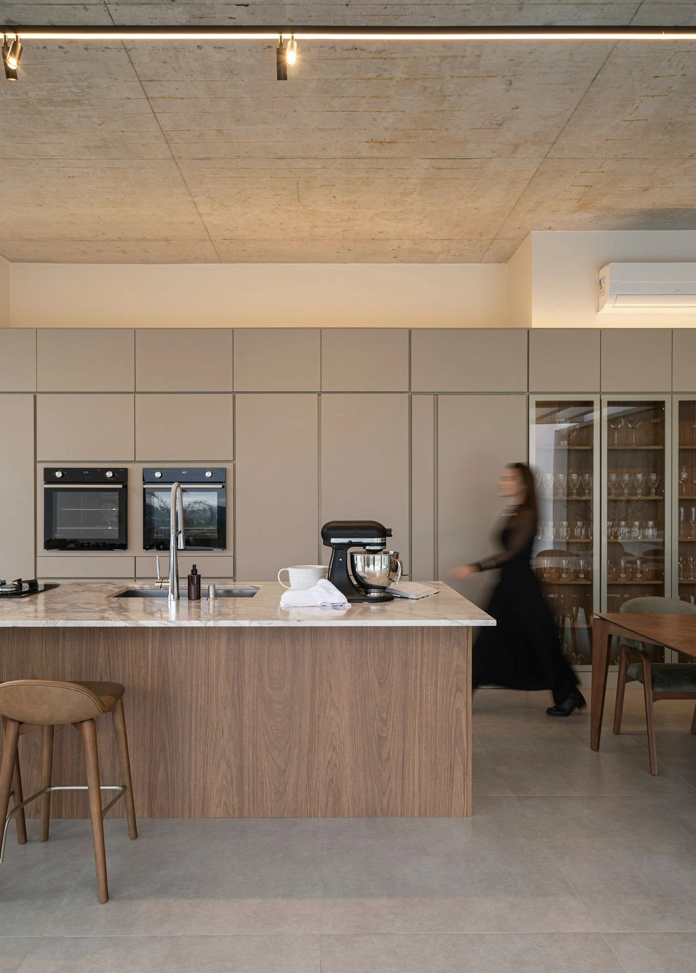 Moderne keuken met geïntegreerde verlichting en hoogwaardige interieurafwerking.